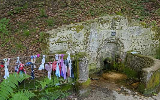 Fontaine d'eau de guérison miraculeuse dans l'Orne Fontaine à miracle orne